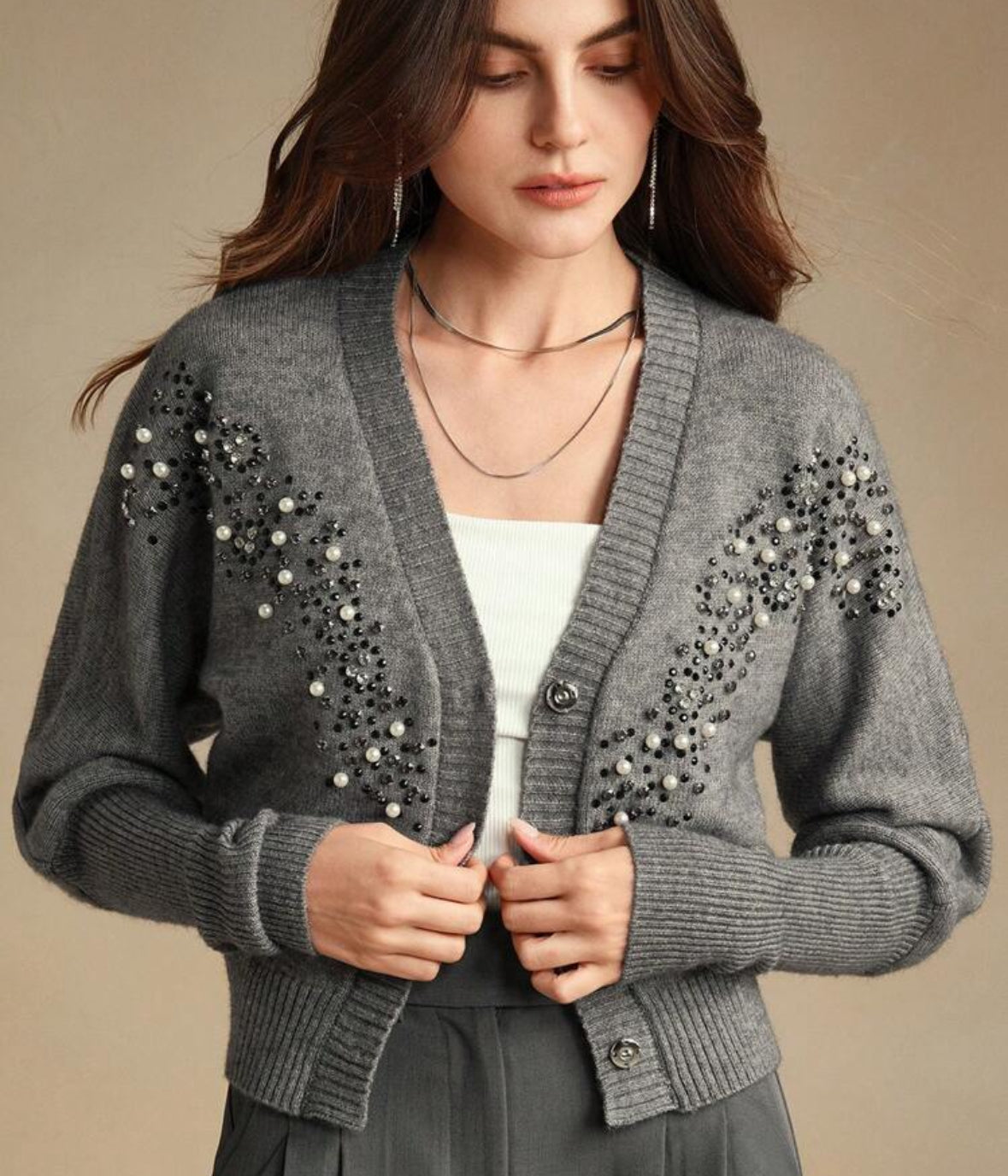 Suéter gris con abalorios