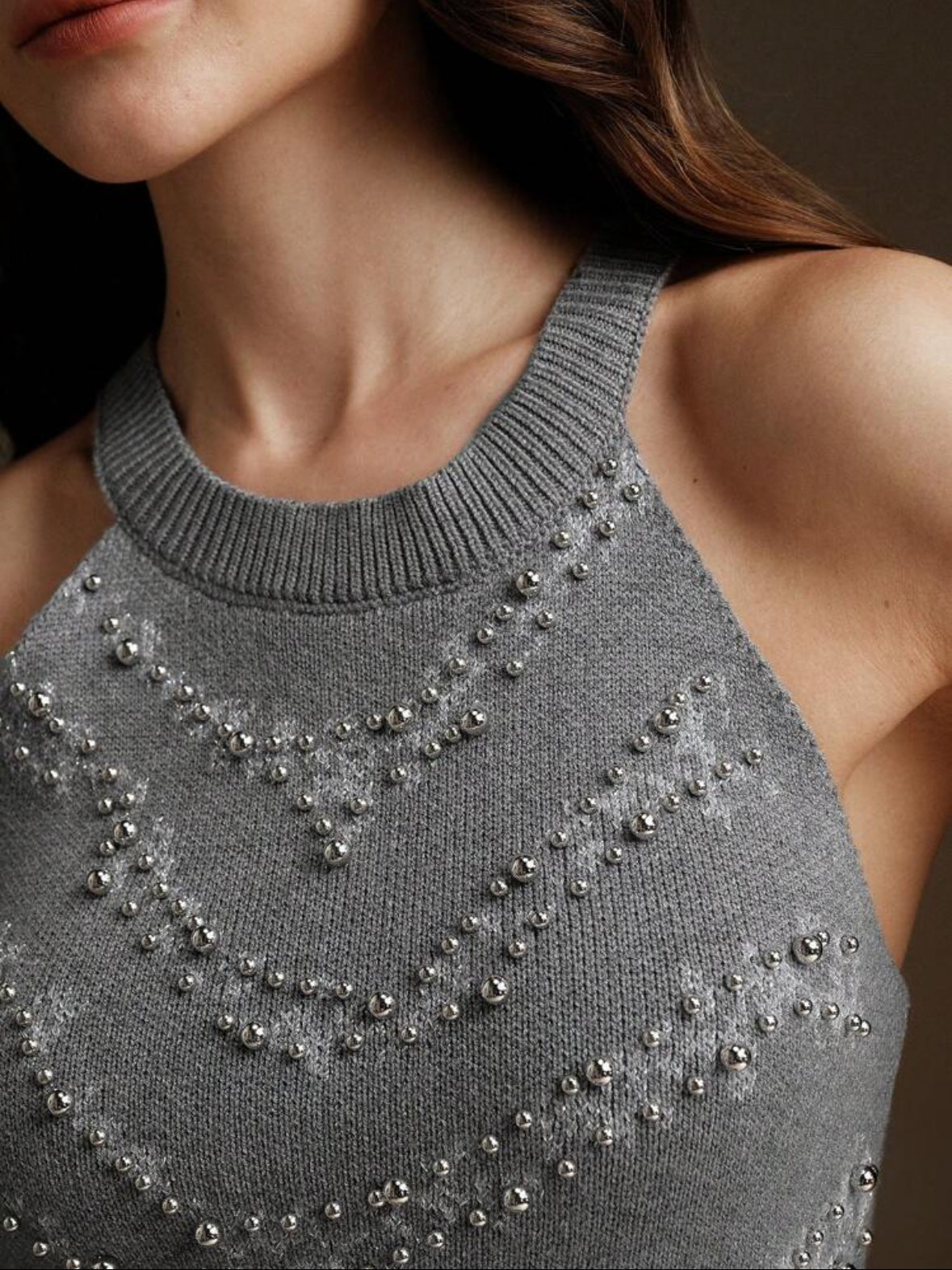 Blusa gris con abalorios