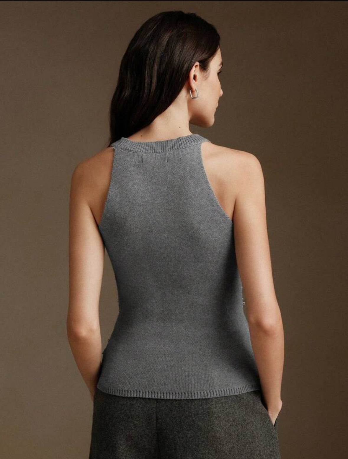 Blusa gris con abalorios